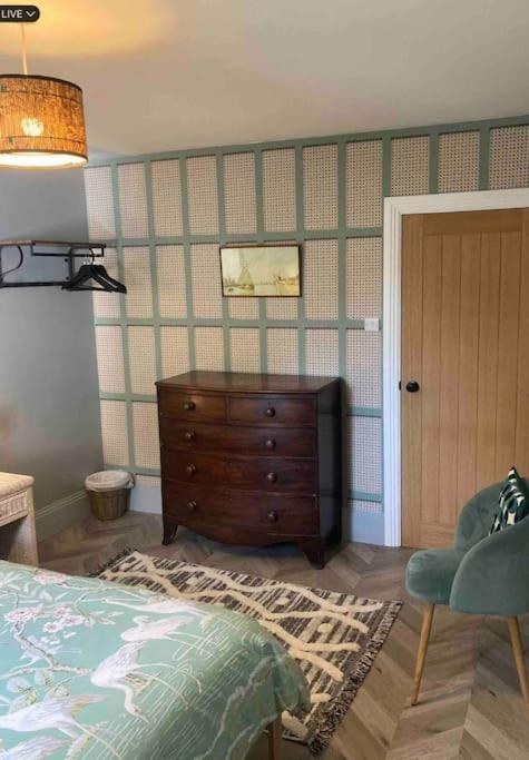 Spacious Semi-Detached Southsea House, Free Parking On Drive Portsmouth Ngoại thất bức ảnh