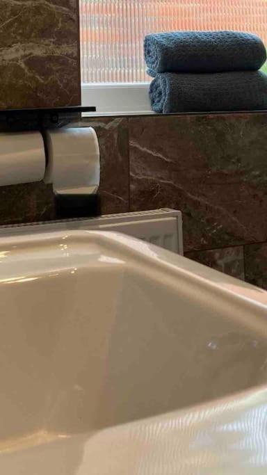 Spacious Semi-Detached Southsea House, Free Parking On Drive Portsmouth Ngoại thất bức ảnh