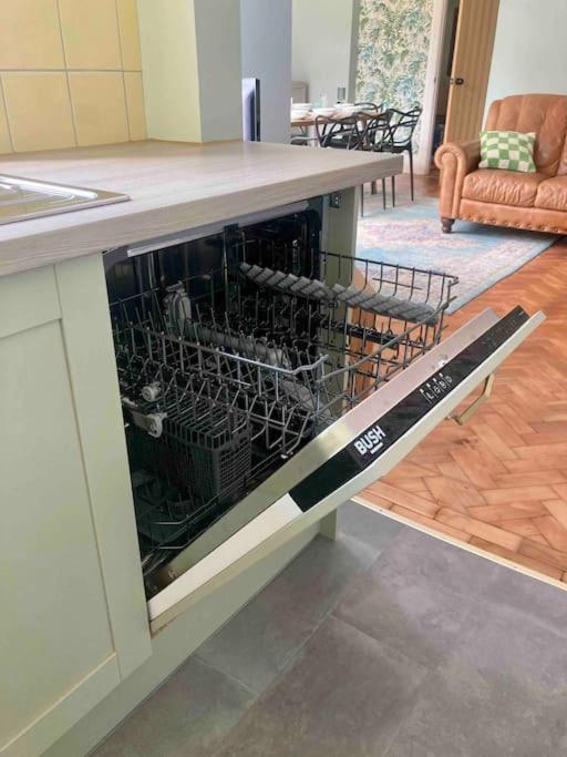 Spacious Semi-Detached Southsea House, Free Parking On Drive Portsmouth Ngoại thất bức ảnh